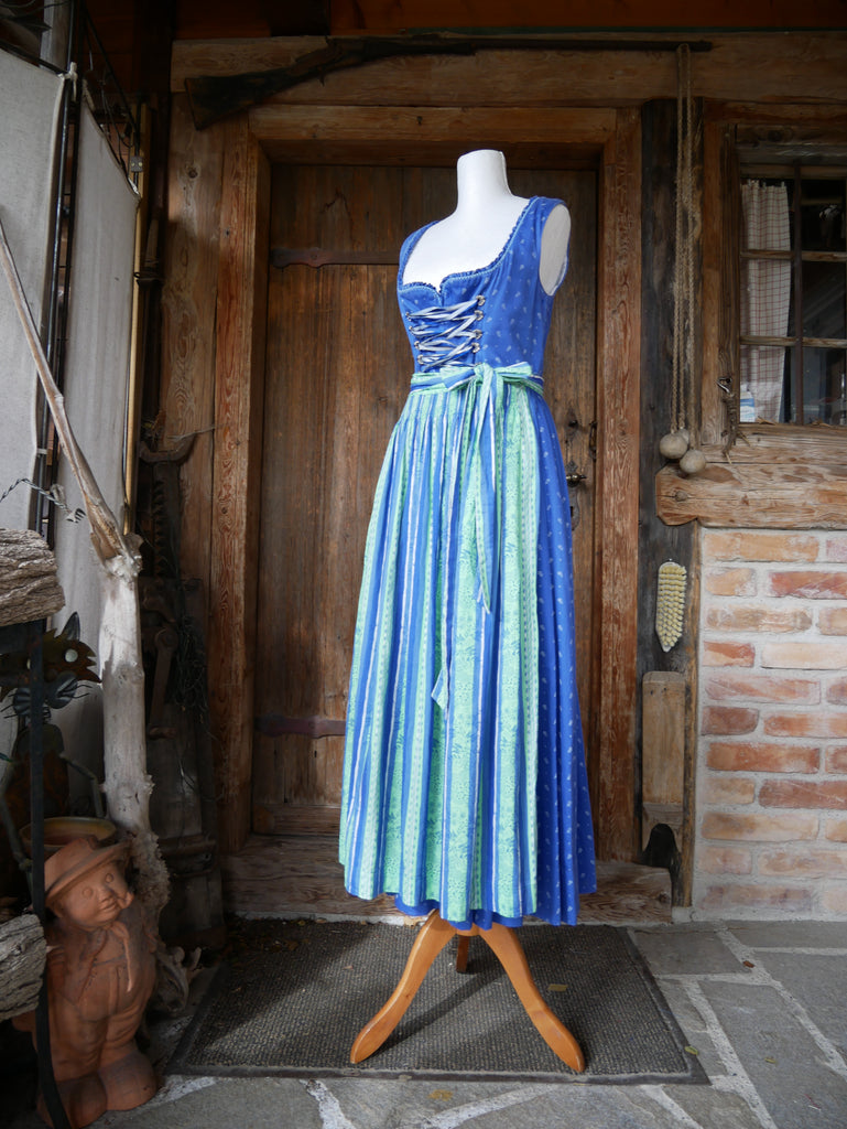 Dirndl mit 2 Schürzen