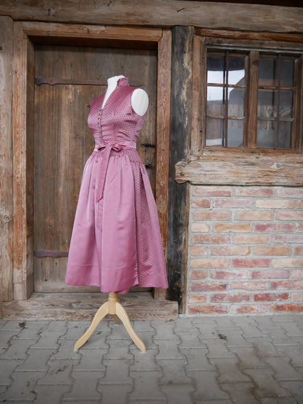 Dirndl mit zwei Schürzen