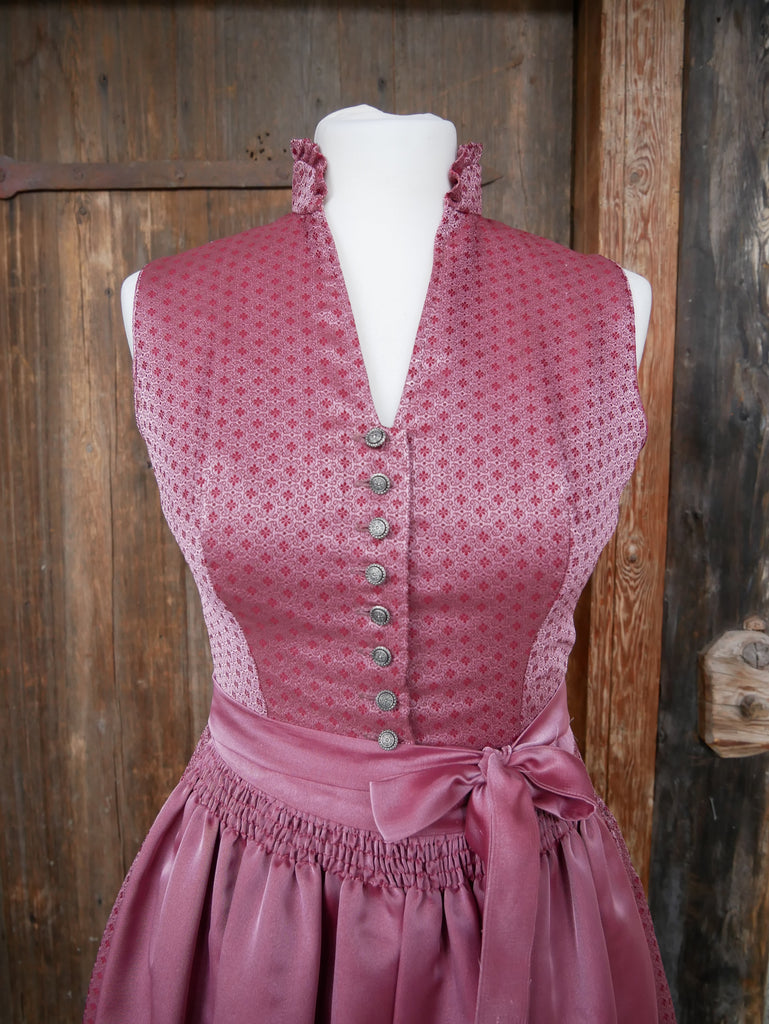 Dirndl mit zwei Schürzen