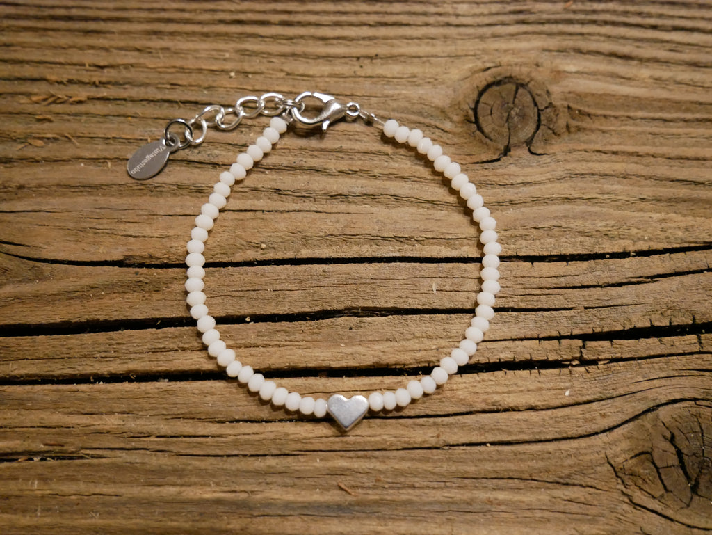 Herzalarmband "weiß Glasperlen"
